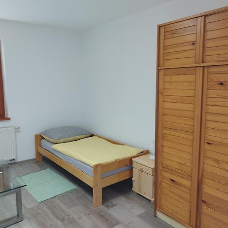 Ubytovanie Vo Dvore Badin Exterior foto