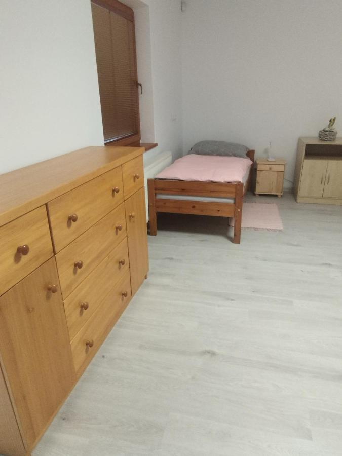 Ubytovanie Vo Dvore Badin Exterior foto