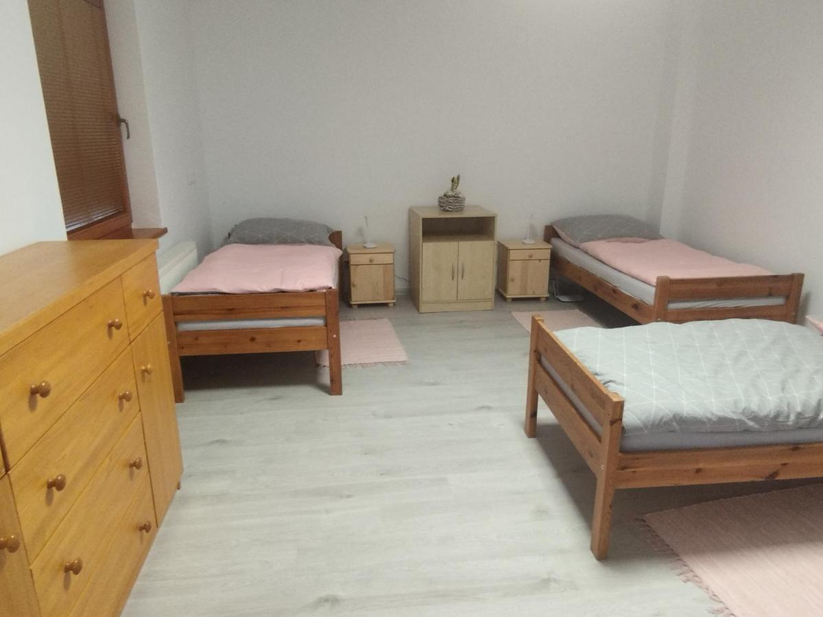 Ubytovanie Vo Dvore Badin Exterior foto