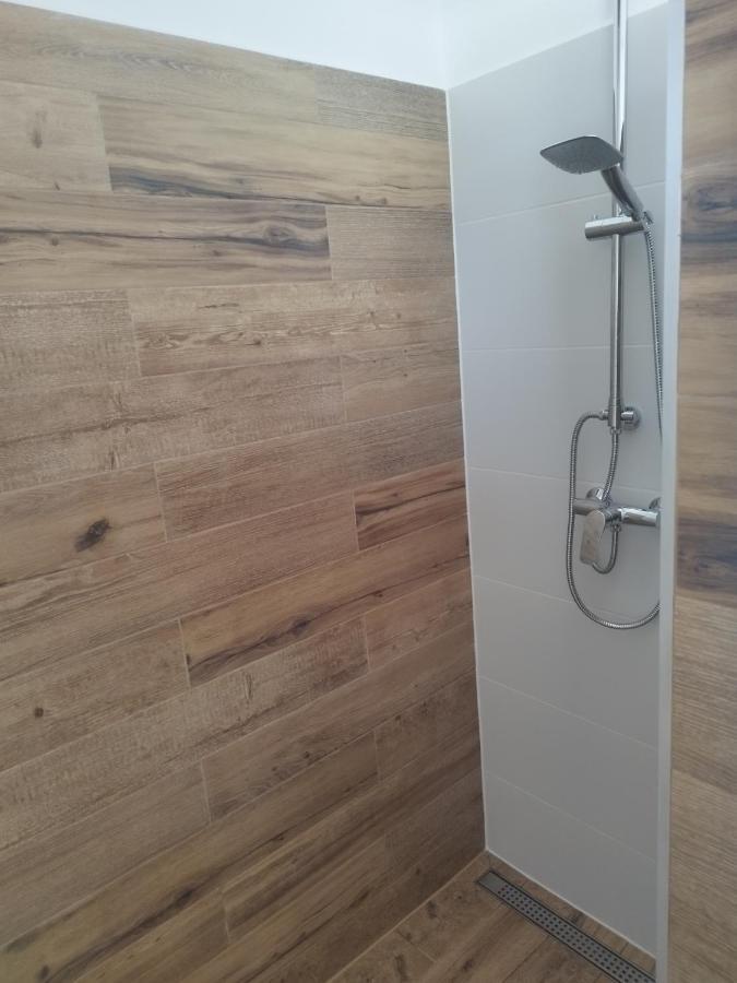 Ubytovanie Vo Dvore Badin Exterior foto